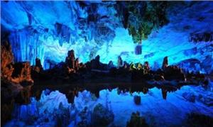 Khám phá hang Sửng Sốt trong lòng vịnh Hạ Long