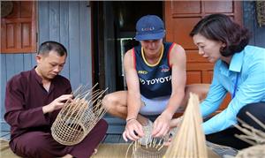 Trải nghiệm làng chài Cửa Vạn cùng du khách nước ngoài